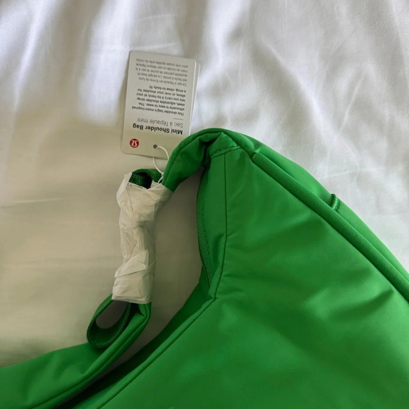 🆕💚 Lululemon Mini Shoulder Bag 4L - Green Punch - Picture 3 of 7